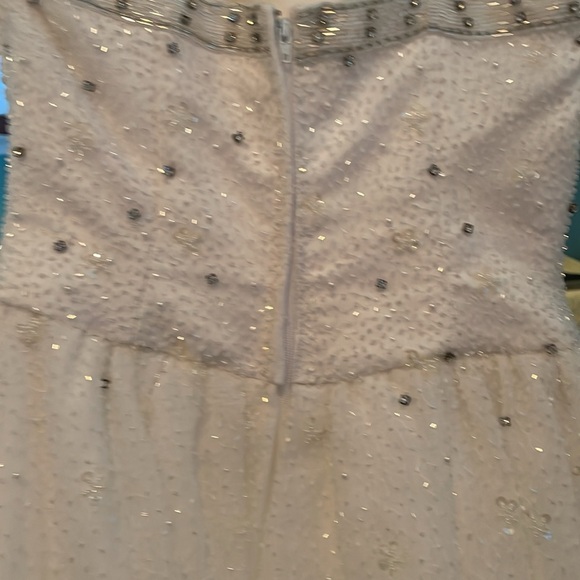 JACQUELINE Sequined and beaded white gown.  Spaghetti straps, size 6. Pristine! - Picture 8 of 8
